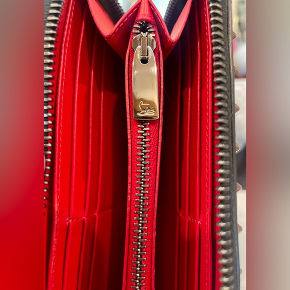 CHRISTIAN LOUBOUTIN
Panettone Calfskin black gunmetal spikes wallet - Picture 13 of 16